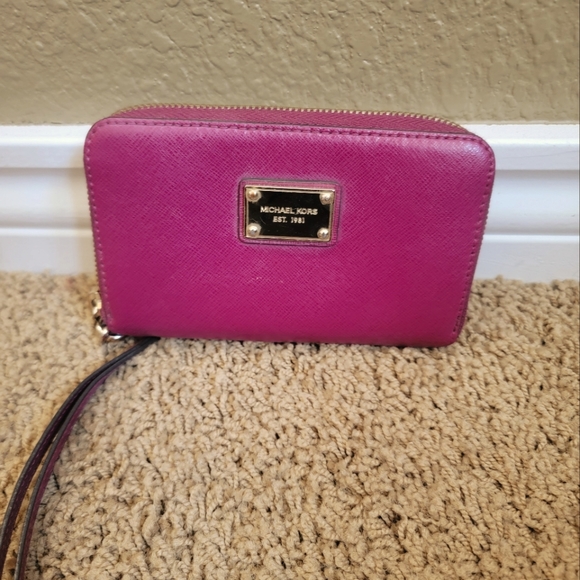 Michael Kors Handbags - Michael Kors wristlet